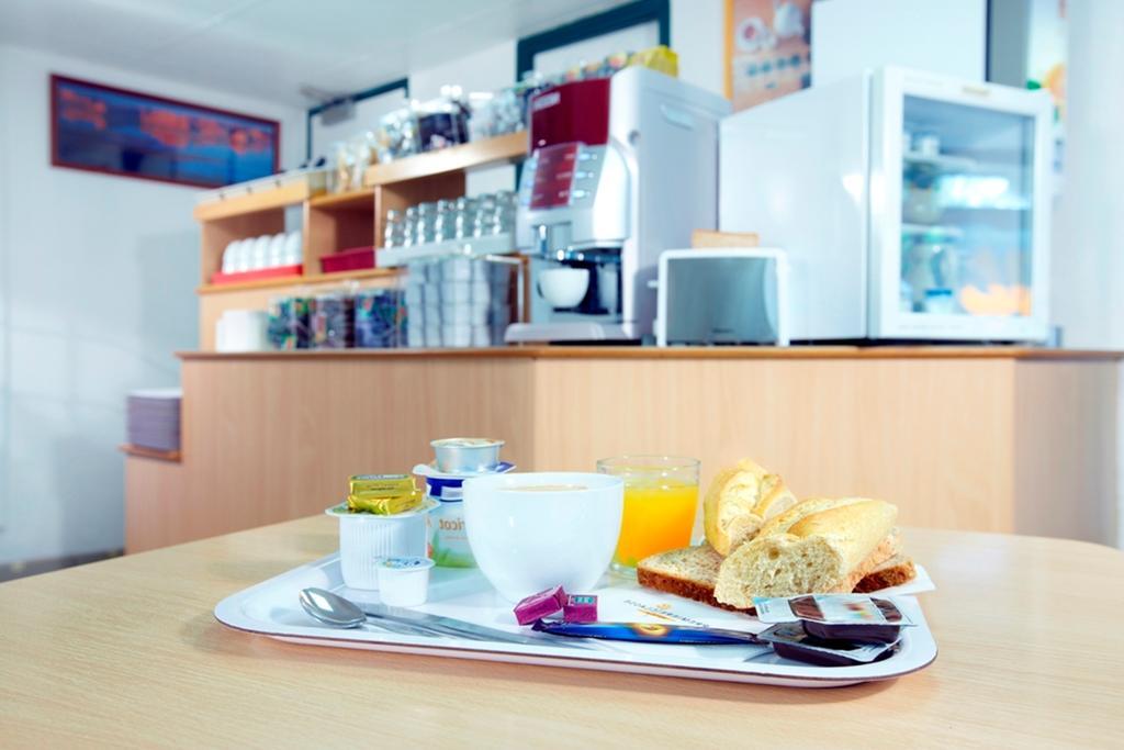 พรีเมียรคลาสอาร์รัวซ์ Hotel เอเวรอ ภายนอก รูปภาพ A typical breakfast