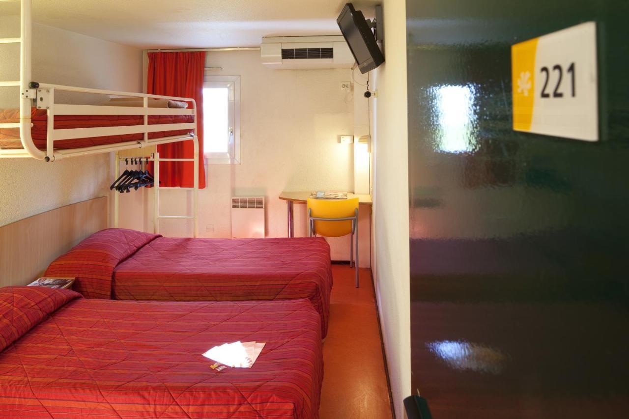 พรีเมียรคลาสอาร์รัวซ์ Hotel เอเวรอ ภายนอก รูปภาพ A typical room at a hotel