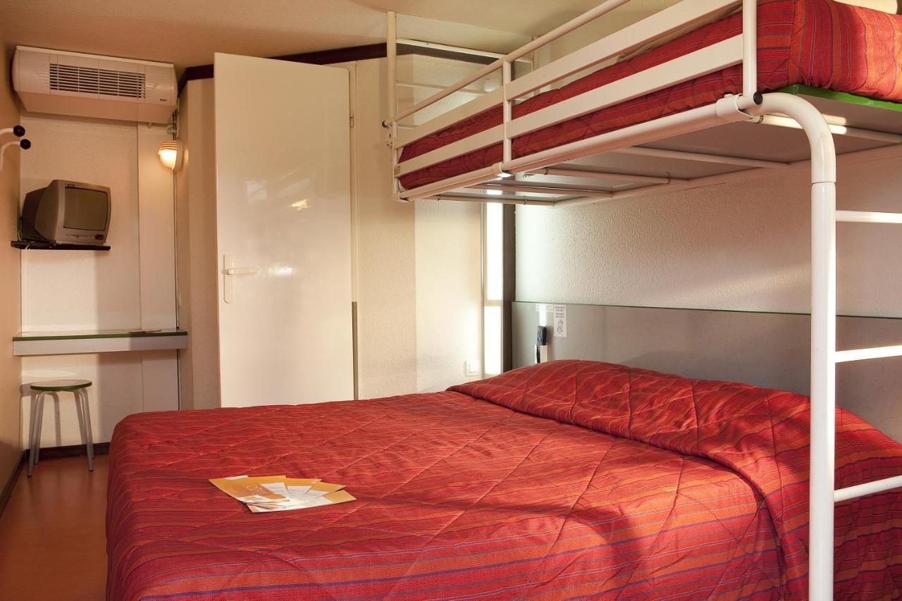 พรีเมียรคลาสอาร์รัวซ์ Hotel เอเวรอ ภายนอก รูปภาพ A typical room at the hotel