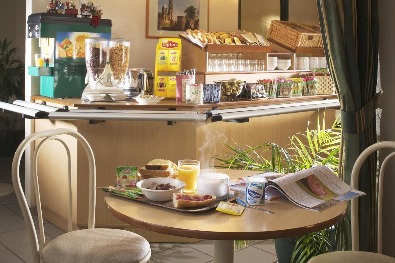 พรีเมียรคลาสอาร์รัวซ์ Hotel เอเวรอ ภายนอก รูปภาพ Breakfast at a hotel