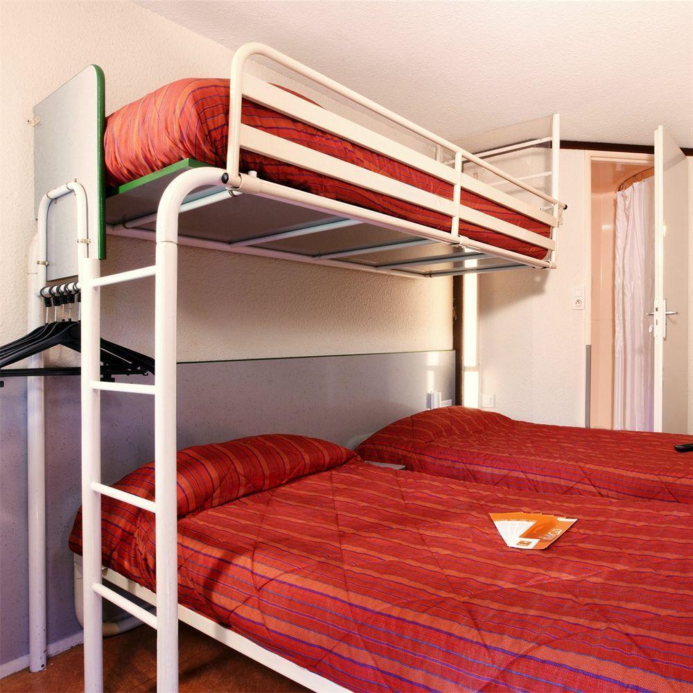 พรีเมียรคลาสอาร์รัวซ์ Hotel เอเวรอ ภายนอก รูปภาพ A typical room at a hotel