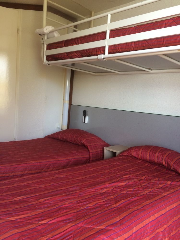 พรีเมียรคลาสอาร์รัวซ์ Hotel เอเวรอ ภายนอก รูปภาพ Bunk beds in a hotel room
