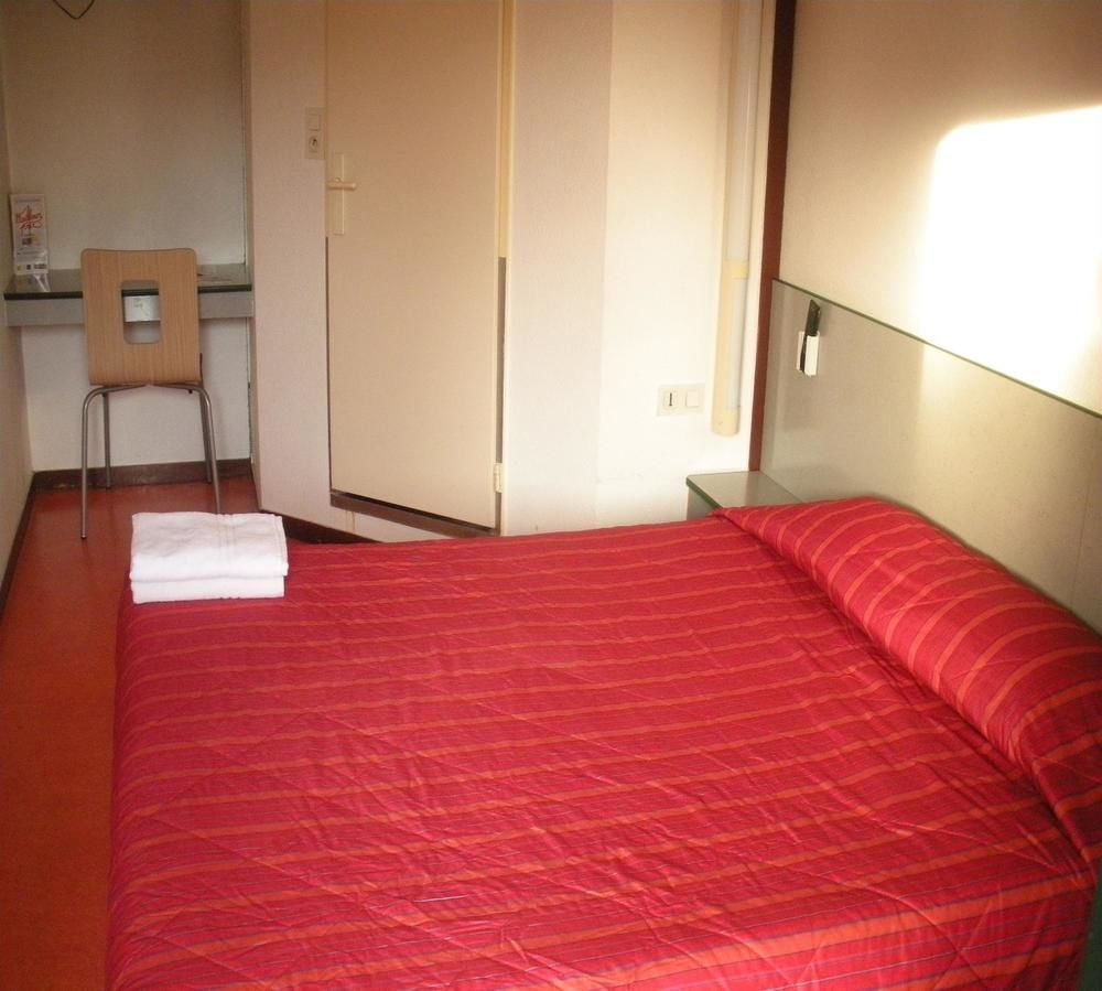 พรีเมียรคลาสอาร์รัวซ์ Hotel เอเวรอ ภายนอก รูปภาพ A typical room at a youth hostel