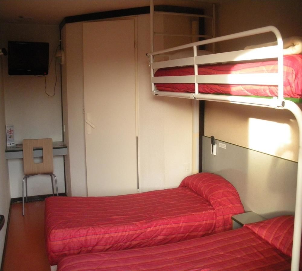 พรีเมียรคลาสอาร์รัวซ์ Hotel เอเวรอ ภายนอก รูปภาพ A typical room at a youth hostel