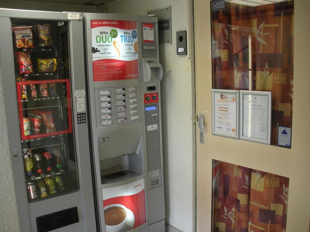 พรีเมียรคลาสอาร์รัวซ์ Hotel เอเวรอ ภายนอก รูปภาพ A vending machine