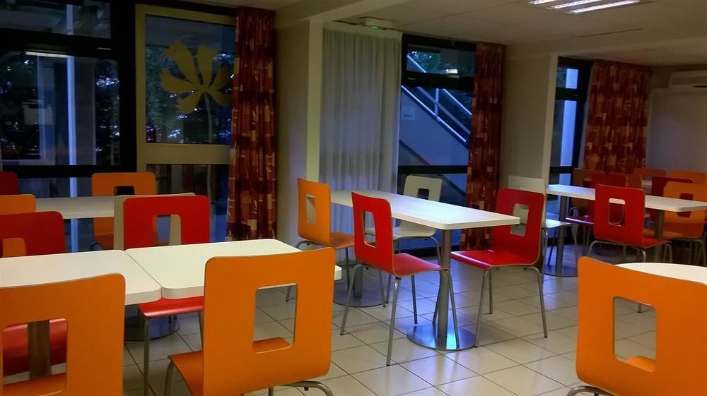พรีเมียรคลาสอาร์รัวซ์ Hotel เอเวรอ ภายนอก รูปภาพ The interior of a typical McDonald's restaurant