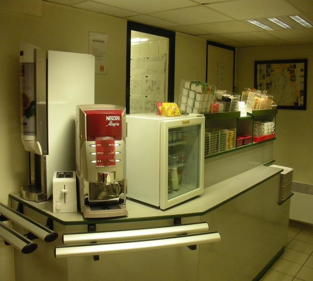 พรีเมียรคลาสอาร์รัวซ์ Hotel เอเวรอ ภายนอก รูปภาพ A coffee machine in a hospital