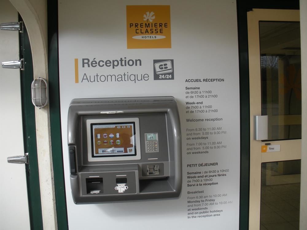 พรีเมียรคลาสอาร์รัวซ์ Hotel เอเวรอ ภายนอก รูปภาพ An automated hotel check-in machine