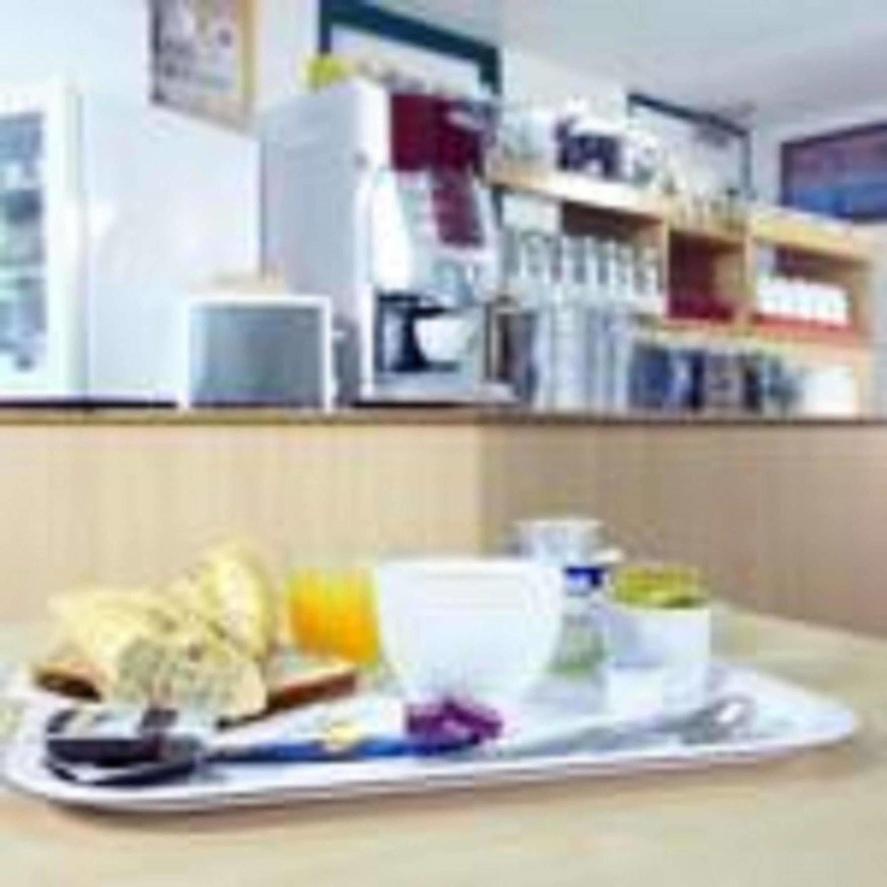 พรีเมียรคลาสอาร์รัวซ์ Hotel เอเวรอ ภายนอก รูปภาพ A typical meal at a hospital
