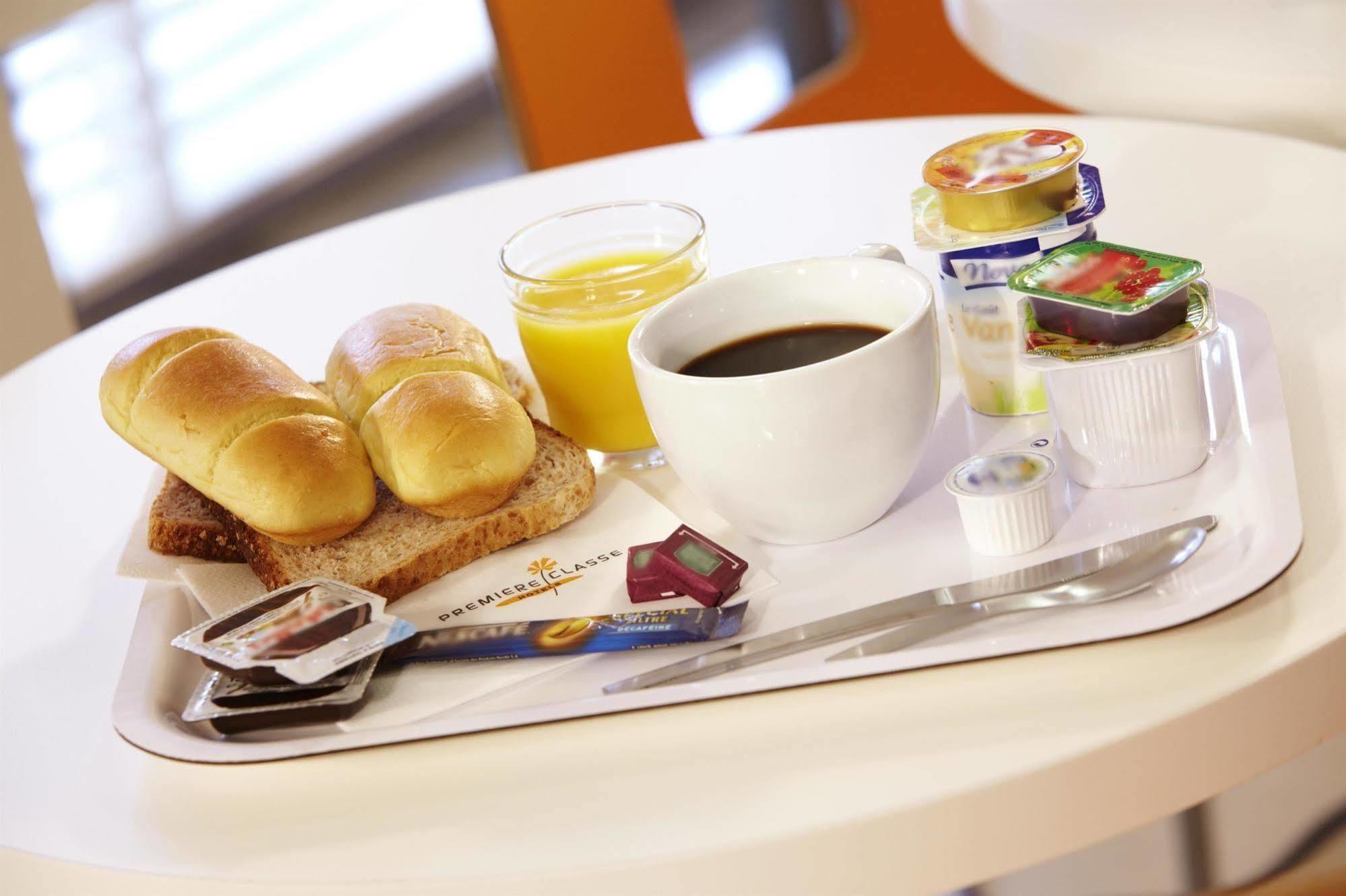 พรีเมียรคลาสอาร์รัวซ์ Hotel เอเวรอ ภายนอก รูปภาพ A typical breakfast