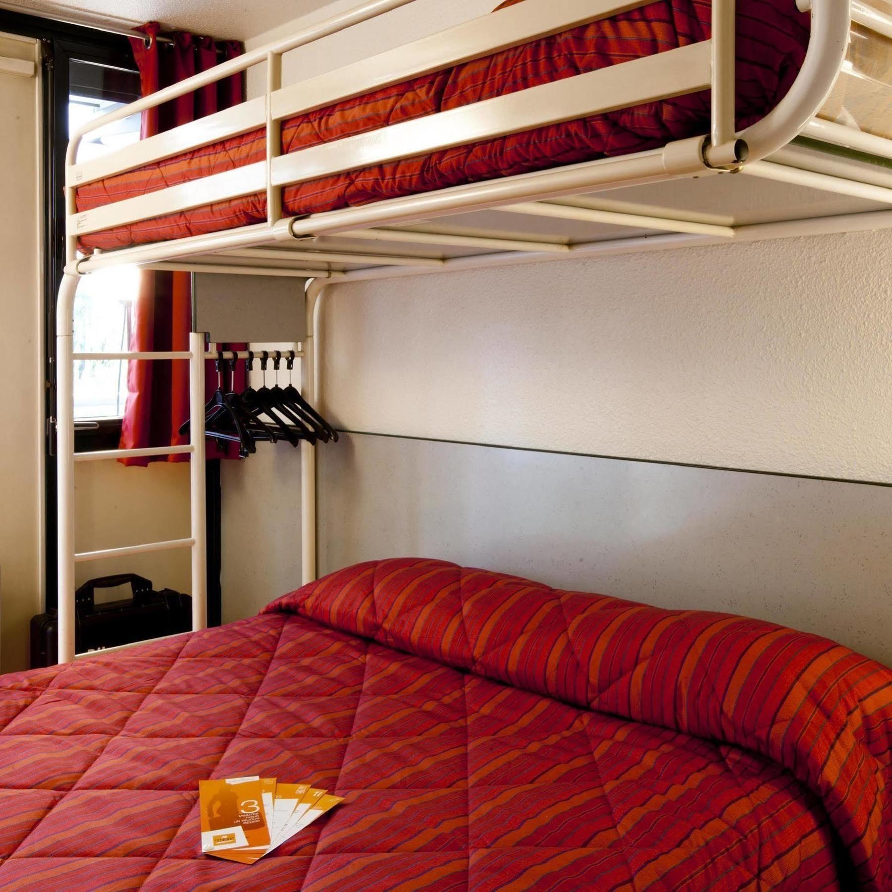 พรีเมียรคลาสอาร์รัวซ์ Hotel เอเวรอ ภายนอก รูปภาพ A typical room at a youth hostel