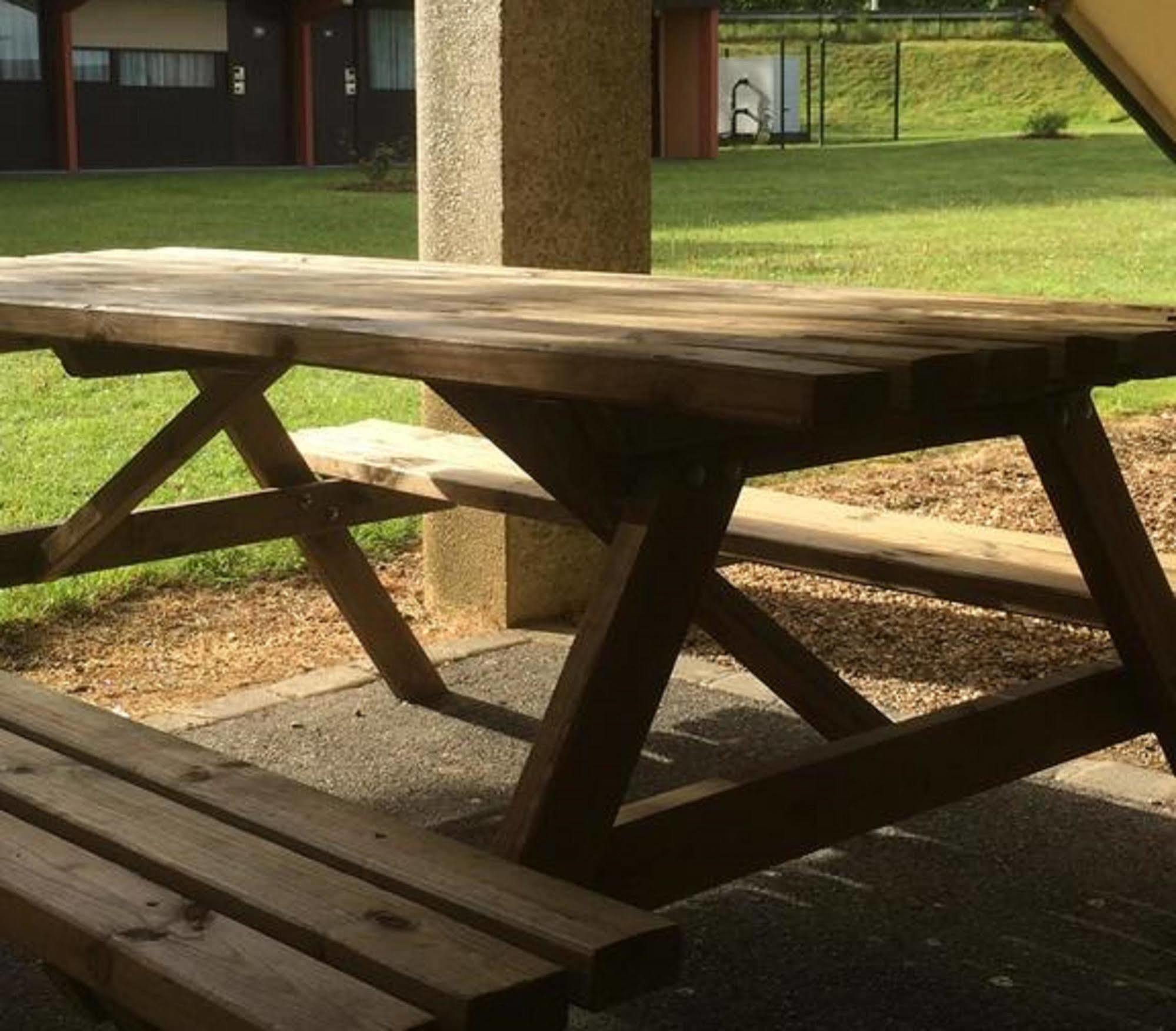 พรีเมียรคลาสอาร์รัวซ์ Hotel เอเวรอ ภายนอก รูปภาพ A picnic table