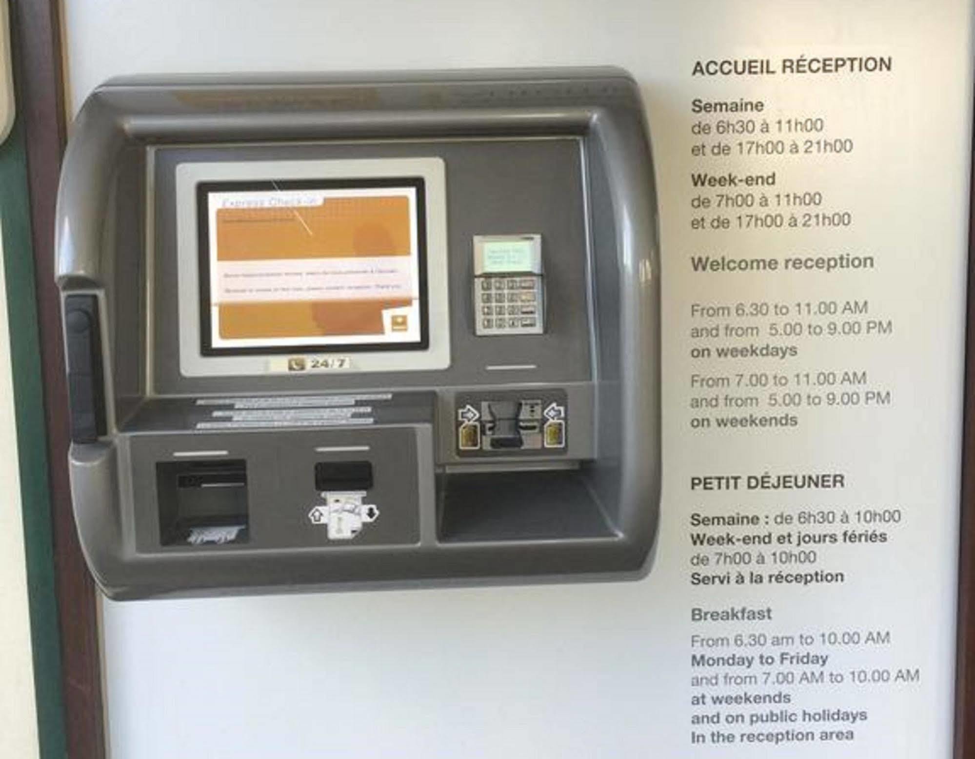 พรีเมียรคลาสอาร์รัวซ์ Hotel เอเวรอ ภายนอก รูปภาพ A self-service kiosk at the reception area of a hotel