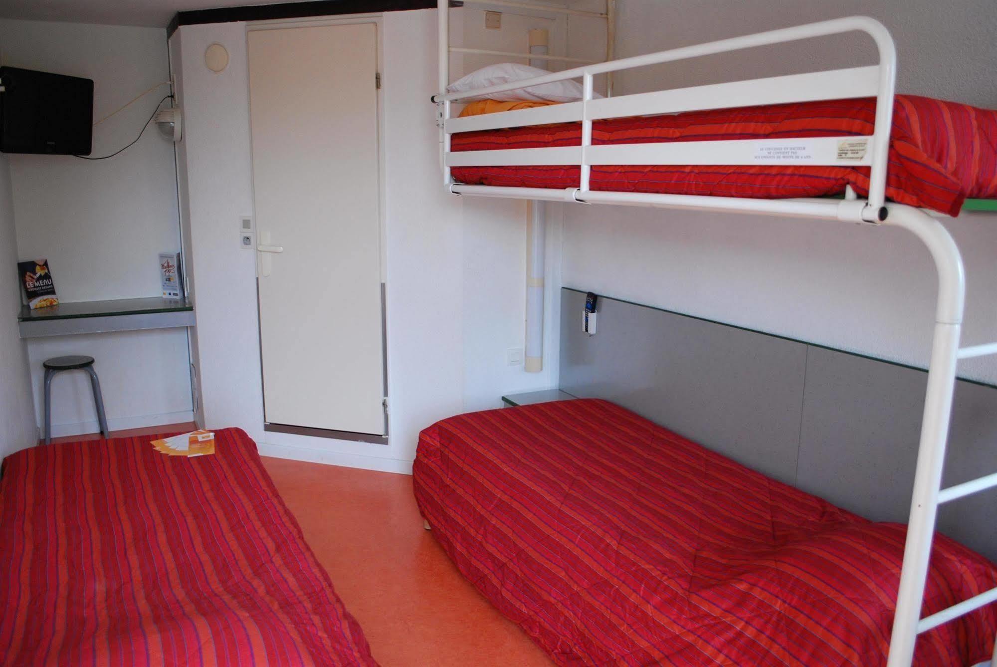 พรีเมียรคลาสอาร์รัวซ์ Hotel เอเวรอ ภายนอก รูปภาพ A typical room at a youth hostel