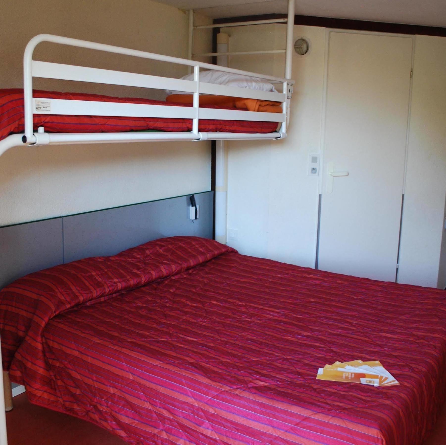 พรีเมียรคลาสอาร์รัวซ์ Hotel เอเวรอ ภายนอก รูปภาพ A bunk bed in a hotel room