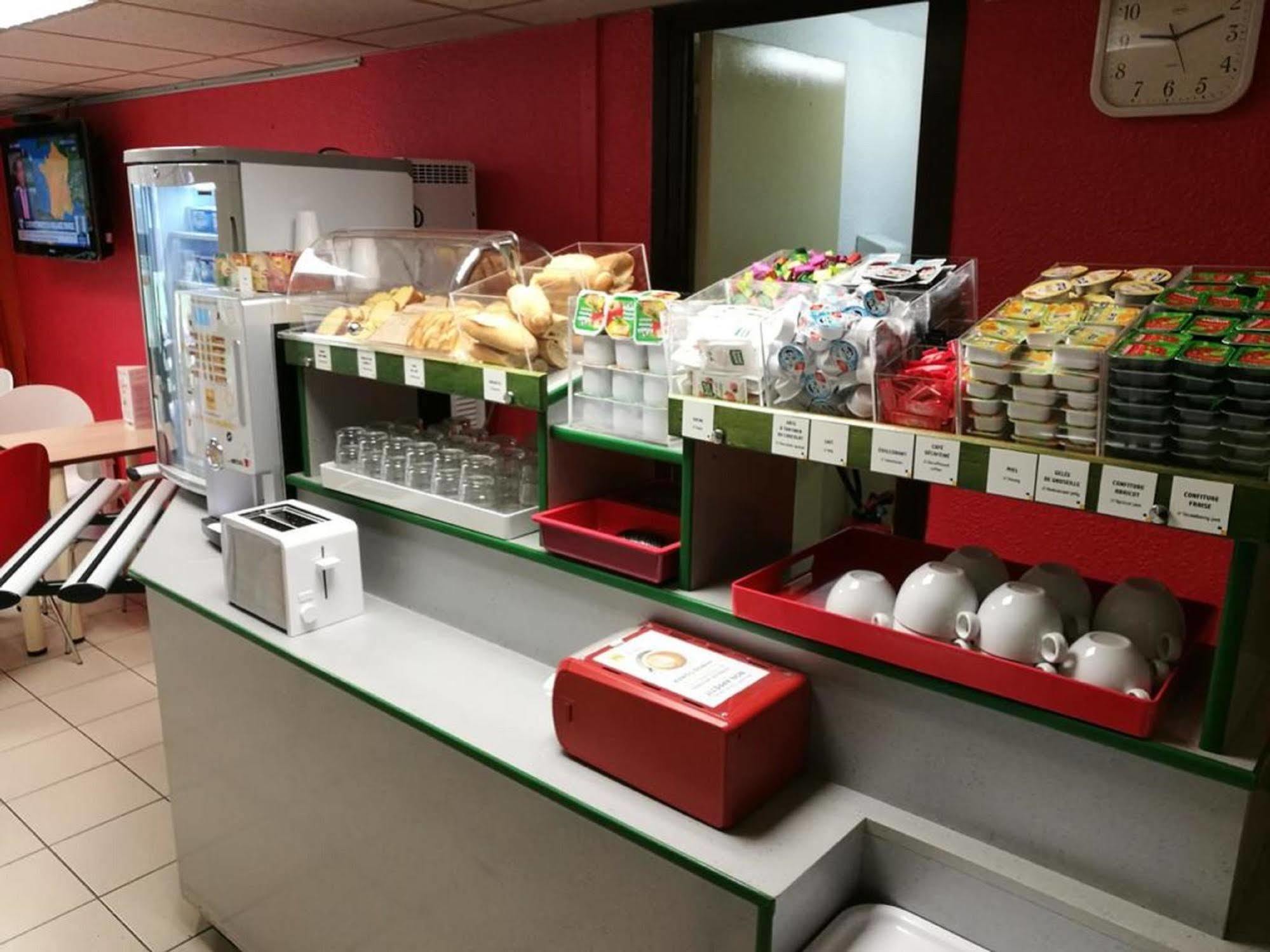 พรีเมียรคลาสอาร์รัวซ์ Hotel เอเวรอ ภายนอก รูปภาพ The interior of a typical sandwich shop